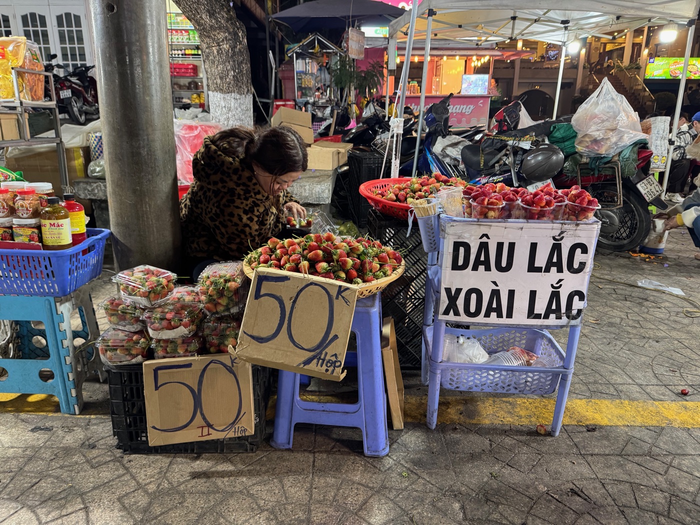 Đà Lạt night market strawberry stall